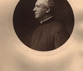 Photo de Charles Maillard prise en 1925 à Paris à l'occasion d`un de ses voyages en Europe.
A photograph of Charles Maillard taken in Paris in 1925 during one of his voyages to Europe.