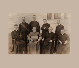 Mgr O.-E. Mathieu, archevêque de Regina, en compagnie de l'abbé Charles Maillard, curé de Gravelbourg et l'abbé Louis-Pierre Gravel, fondateur de Gravelbourg avec d'autres membres du clergé assis à la droite et au devant de ceux-ci.
Archbishop O.-E. Mathieu, Archbishop of Regina, Father Charles Maillard, pastor of Gravelbourg and Father Louis-Pierre Gravel, founder of Gravelbourg, seated with other members of the clergy, on the right side in the front row.
