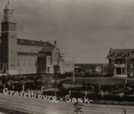 L'église de Gravelbourg et son presbytère.
Gravelbourg church and its presbytery.