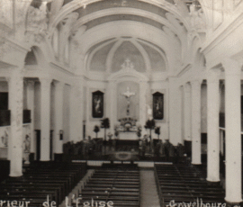 Portrait des premières peintures temporaires de Sainte Philomème de chaque côté du crucifix en 1921.
Temporary paintings of Saint Philomena placed along both sides of the crucifix - 1921.