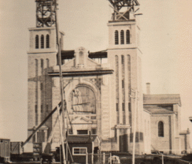 Scène de construction des clochers jumeaux et la grande fenêtre au devant de l`église - 1919.
Construction of the twin bell towers and of the large tribune window - 1919.