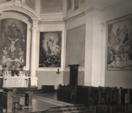 Tableau situé à la droite du sanctuaire qui représente le couronnement de la Vierge Marie que l'abbé Maillard repeindra plusieurs fois avec une scène de la promesse de rédemption.
On the right, Father Maillard painted the Crowning of the Virgin Mary which he later repainted as his personal presentation of the Promise of Redemption and Salvation.