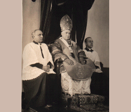Mgr O.-E. Mathieu, archevêque de Regina, accompagné de l'abbé Charles Maillard.
Archbishop O.-E. Mathieu, Archbishop of Regina, accompanied by Father Charles Maillard.