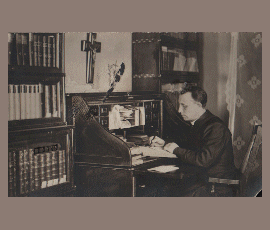 Le jeune Charles Maillard à son bureau d'étude.
The young Charles Maillard studying at his desk.