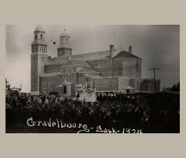 Vue de l'église de Gravelbourg du côté sud.
View of the Gravelbourg church taken from the south side.