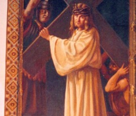 Jésus est chargé de sa croix.
Jesus receives His cross.