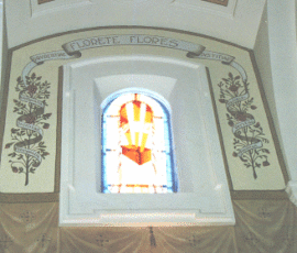 La Résurrection -1er Mystère Glorieux – la lumière qui sort du tombeau.
The Resurrection – 1st Glorious Mystery – a light is shinning out of Jesus’ tomb.