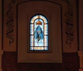 Le Couronnement de la Vierge au ciel - 5e Mystère Glorieux – couronne, lys – qui représente traditionnellement la Vierge Marie.
The Crowning of Our Lady – 5th Glorious Mystery – crown and lily – traditional symbol of the Virgin Mary.