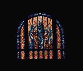 Le grand vitrail de la façade de la Co-Cathédrale est dédié à Notre Dame de l’Assomption, 4e Mystère Glorieux – patronne de la Co-Cathédrale. La Vierge Marie qui monte au ciel accompagnée d’un chœur d’anges musiciens.
The large front window of the Co-Cathedral is dedicated to Our Lady of the Assumption - 4th Glorious Mystery – Patron Saint of the Co-Cathedral. The Virgin Mary is rising to the Heavens surrounded by a choir of musical angels.