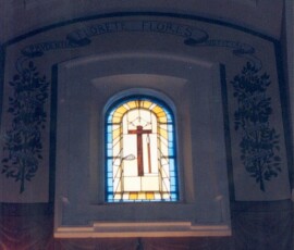 Le Crucifiement – 5e Mystère Douloureux – croix et instruments du sacrifice.
The Crucifixion – 5th Sorrowful Mystery – cross and sacrificial tools.