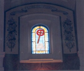 Le Portement de la Croix – 4e Mystère Douloureux – croix et trois marches, qui représentent les trois chutes de Jésus.
Jesus carries the Cross – 4th Sorrowful Mystery – cross and three stairs representing Jesus’ three falls.