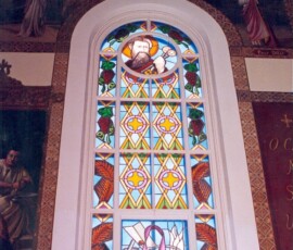Saint Pierre avec deux clés – Sacrement de l’Ordre – représenté par l’étole violet, le bénitier et l’encensoir.
Saint Peter with two keys – Sacrament of Holy Orders – represented by a purple stole, a Holy Water font and a thurible.