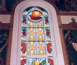 L’Evangeliste Saint Jean et l’aigle – Sacrement de l’Eucharistie – représenté par le pain et la coupe.
Evangelist Saint John and the eagle-faced figure – Sacrament of the Eucharist – represented by the bread and the cup.