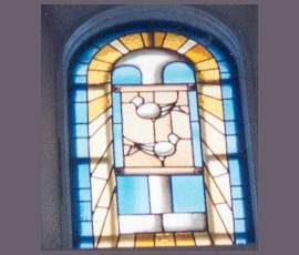 La Présentation de Jésus au Temple - 4e Mystère Joyeux – deux tourterelles – offrande traditionnelle des pauvres.
Jesus Presented in the Temple – 4th Joyous Mystery – two turtle doves,
representing the traditional offerings of the poor.