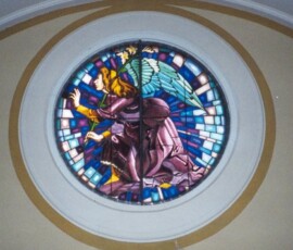 Dans le jubé Est – L’archange Gabriel « Force de Dieu » qui apporte la Bonne Nouvelle à Marie.
In the centre above the East balcony is a representation of Archangel Gabriel, "Force of God", who bears the Good News to Mary.