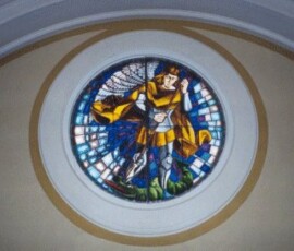 Dans le jubé Ouest – L’archange Michel « Qui est comme Dieu » qui est victorieux du combat des forces du Mal, représenté par le dragon.
In the centre above the West balcony is a depiction of Archangel Michael, "Who is like God", victorious over the combat with the forces of evil – represented by the dragon.